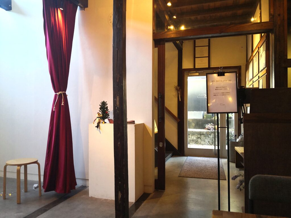 木造アパートだった名残が垣間見える店内｜HAGISO／HAGI CAFE