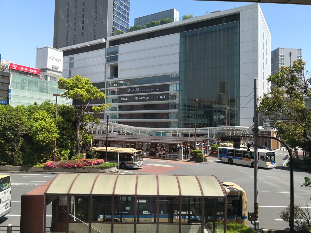 窓の外は横浜駅