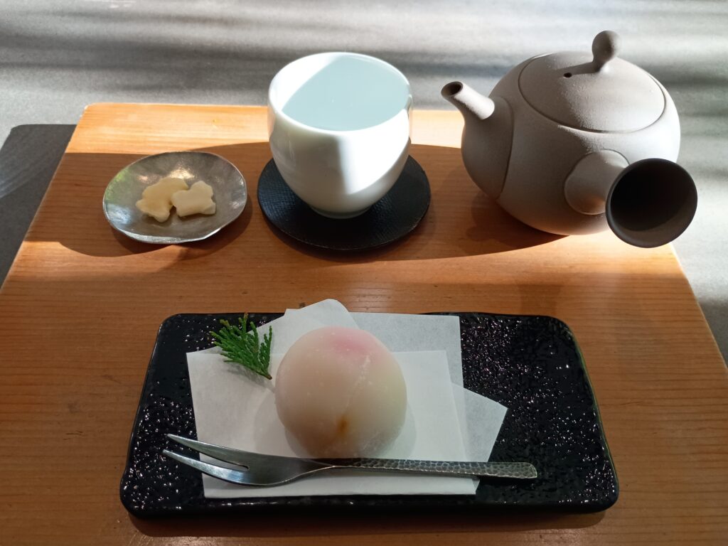 茶寮(桃大福と深蒸し煎茶<冷>のセット)|餅匠しづく