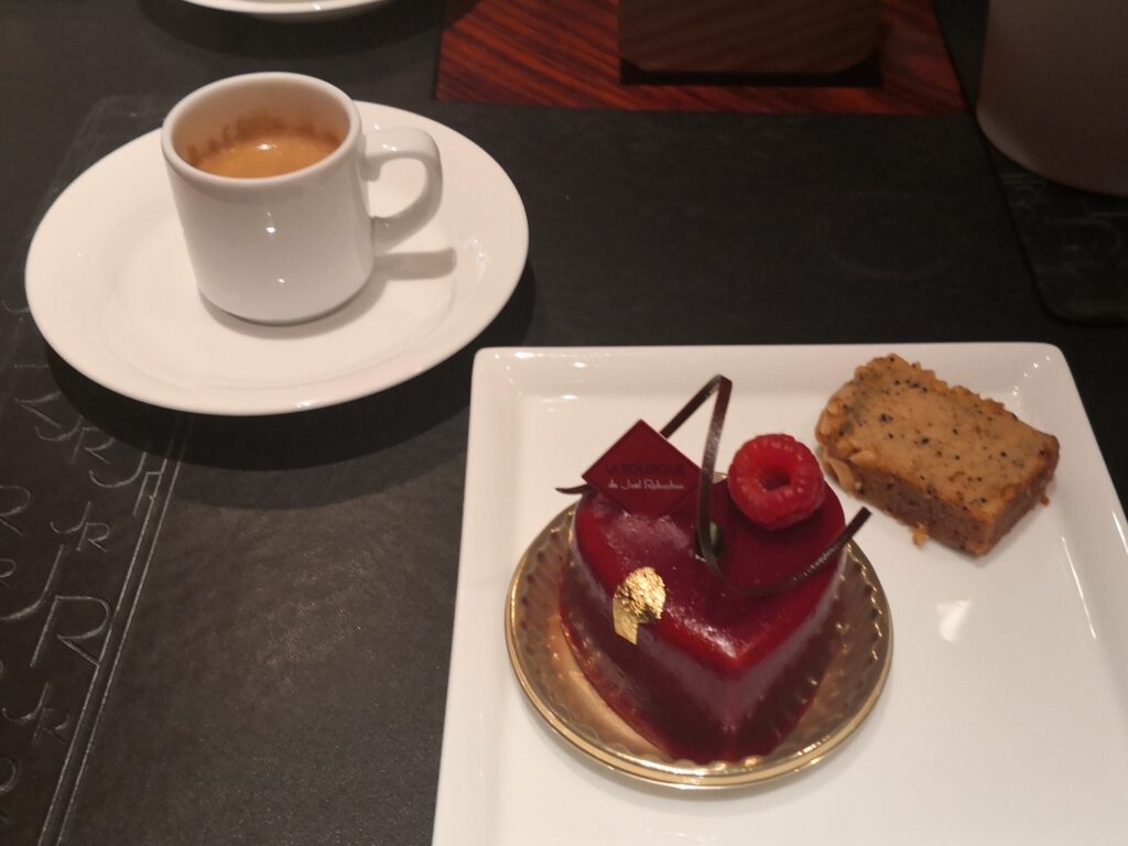 （ルージュとエスプレッソ）
黒いランチョンマットの上に置かれた、エスプレッソと、ハート型の真っ赤なケーキ「ルージュ」。付け合わせに紅茶のパウンドケーキ