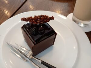 パリセヴェイユのチョコレートケーキ「ル シュープレーム」。ツヤツヤとした深い色のチョコレートコーティング、周りにはパリッとした板チョコが立てられている