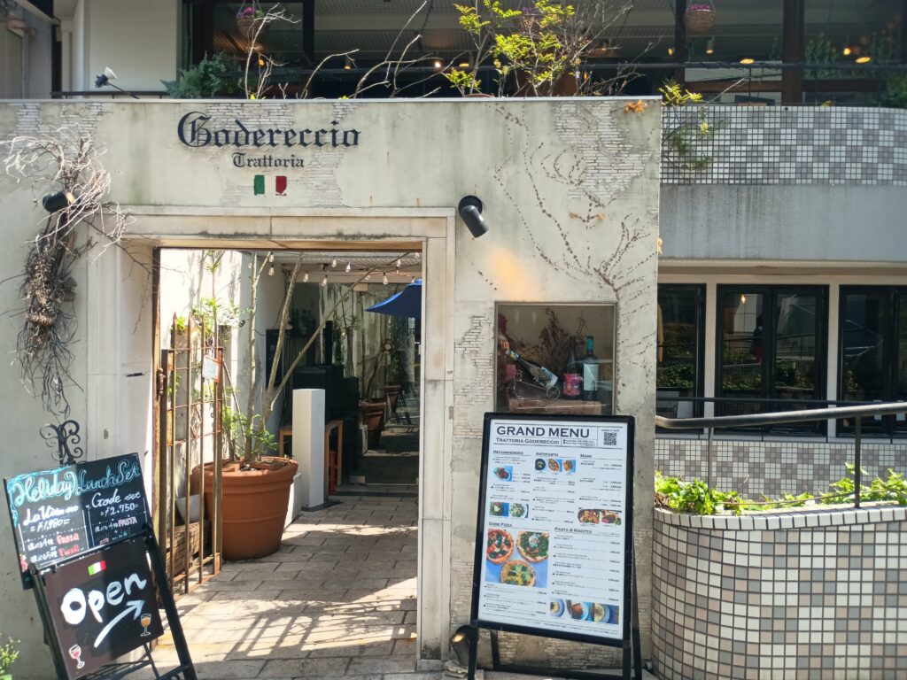 道すがらのお店。アムストラムグラムへ向かう道中で見かけた、代官山らしい雰囲気のイタリアントラットリア「Godereccio」。石造り風の外壁にホワイトパラソル、入口には「Open」の黒板が立てかけられている
