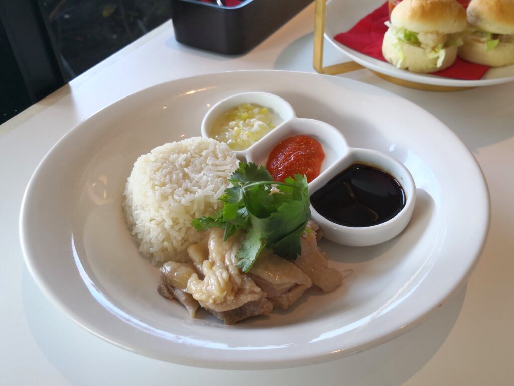 （海南チキンライス）
海南チキンライス。ジャスミンライスとゆで鶏に、生姜だれ・チリソース・甘い醤油だれの3種が添えられている