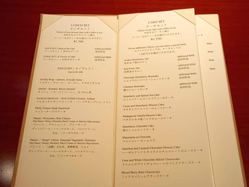 パティスリー ストレスのショーケース。上段には焼きたてのクロワッサンやデニッシュなどのパン類、下段にはチョコレートケーキや苺飾りの生ケーキなど各種洋菓子が並ぶ